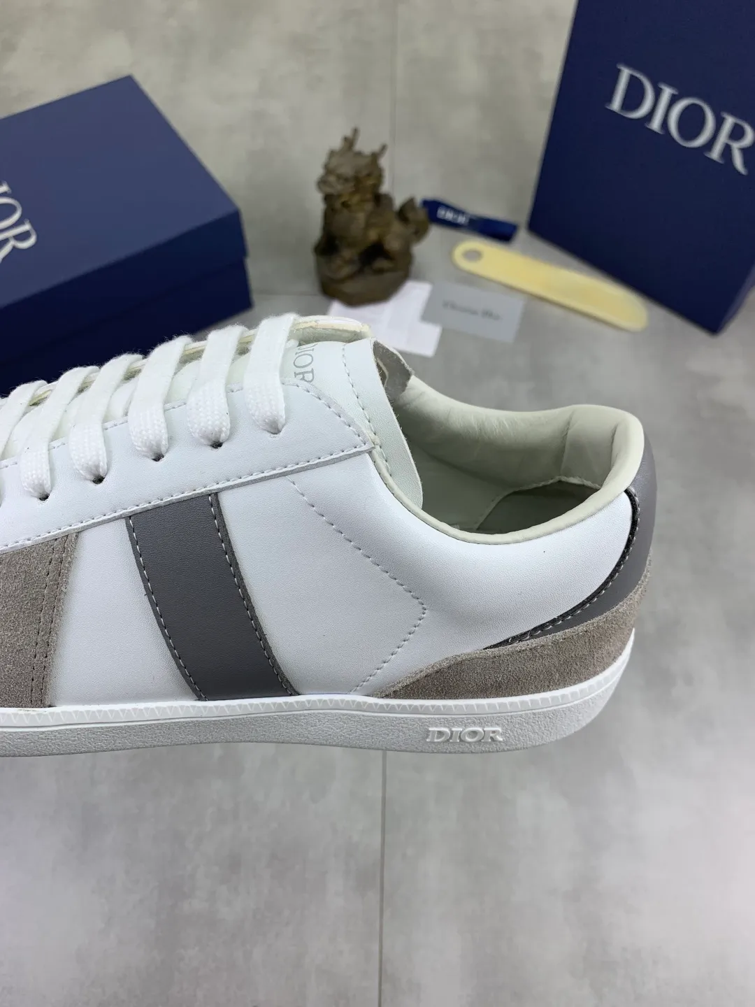 Men's shoes 💰P360 New Dior B01 moral training shoes, white first-layer cowhide, original molded outsole. New to the fall collection, this sneaker marks the return of a Dior classic, reinterpreted in a stylish and elegant silhouette. Crafted from white smooth first-grain cowhide with a tonal silk sheepskin lining, it features the Dior logo on the tongue and inner sides, and a CD icon on the heel. Paired with Tpu anti-slip soles of the same color, it can be matched with various styles to create a sophisticated look.  Code number: 38-44